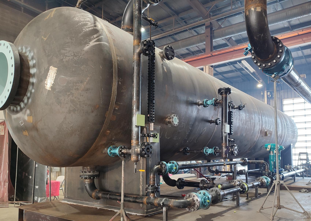 Horizontal vessel on piping skid